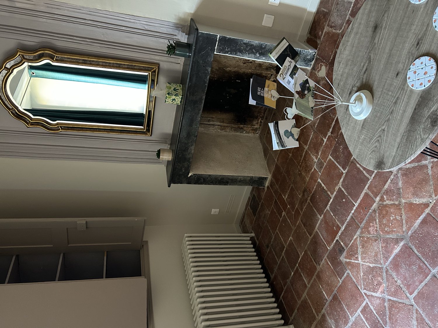 Appartement Henry II — le séjour et sa cheminée