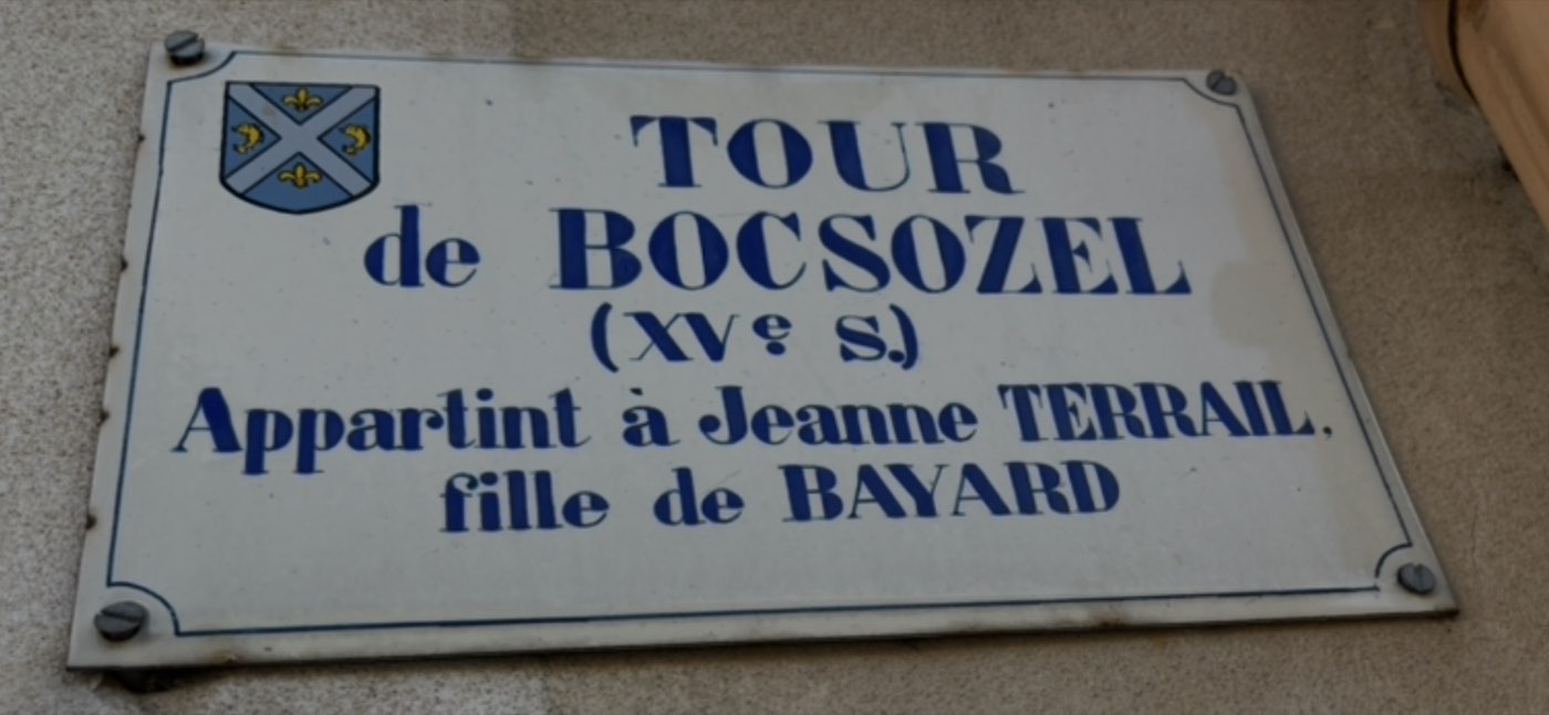Plaque de la Tour de Bocsozel : « Appartint à Jeanne Terrail, fille de Bayard »