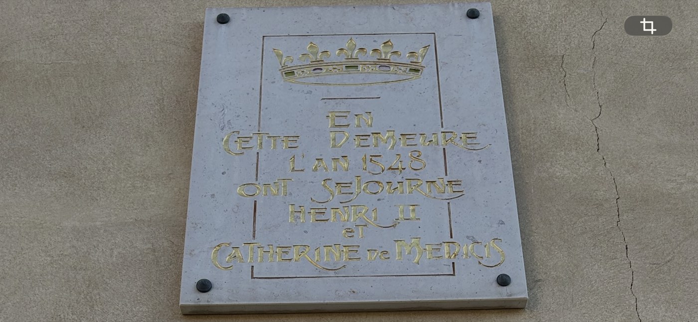 Plaque gravée : « En cette demeure l'an 1548 ont séjourné Henri II et Catherine de Médicis »