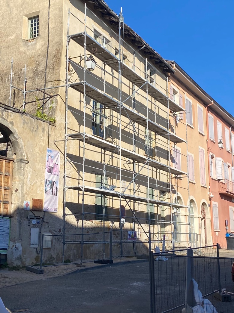 La façade de la Tour de Bocsozel sous échafaudage pendant les travaux de 2026, place de la Halle