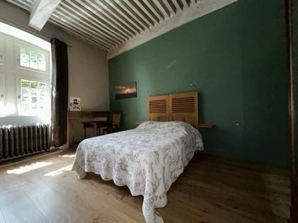 Le lit sous le plafond à la française