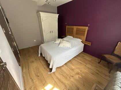 L'armoire et le mur prune