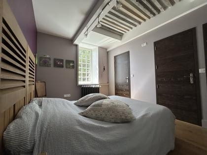 Le lit et la fenêtre sur la cour