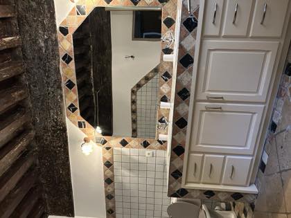 La salle de bain sous les poutres